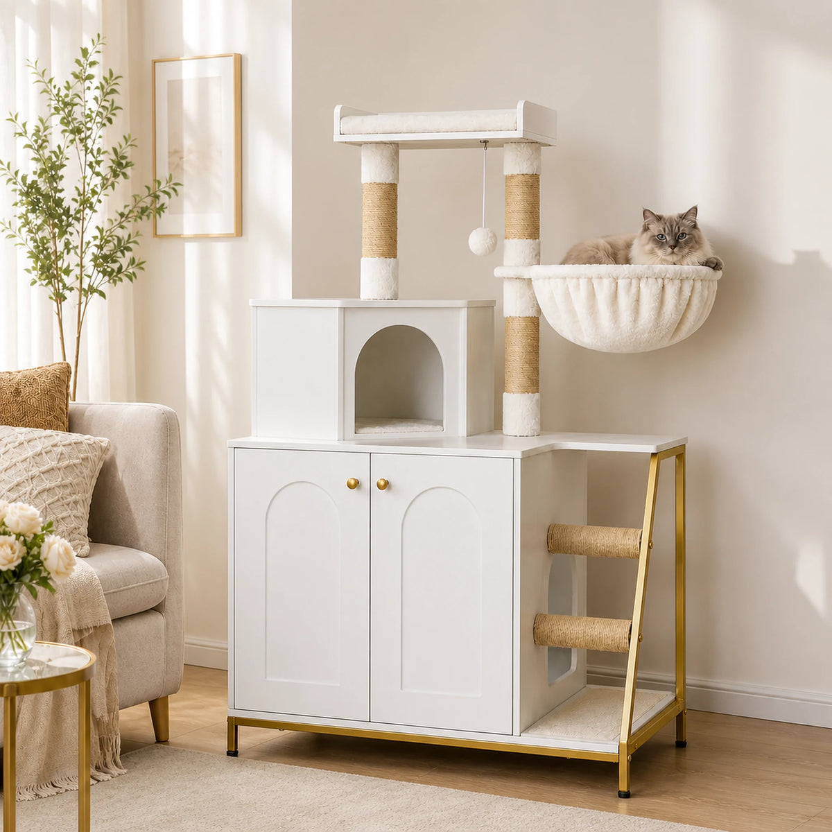 Arbre à chat avec litière blanc Litiélia dans un salon lumineux avec un chat installé dans le hamac