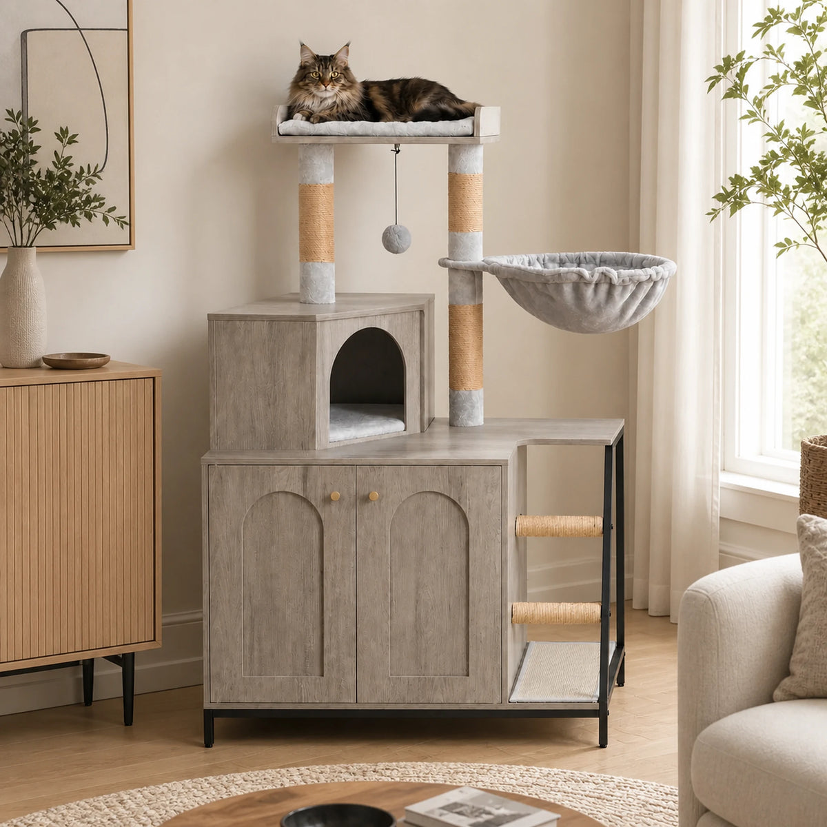 Arbre à chat avec litière gris Privésia dans un salon contemporain avec un chat installé sur le perchoir