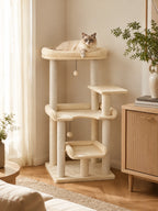 Arbre à chat beige Doucelia placé dans un salon près d'une fenêtre