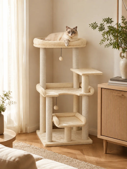 Arbre à chat beige Doucelia placé dans un salon près d'une fenêtre