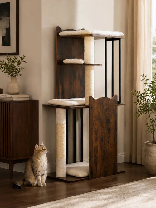 Arbre à chat bois brun Rustélia installé dans un salon moderne