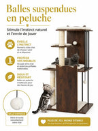 Deux balles en peluche suspendues sur les plateformes de l’arbre à chat bois design Rustélia