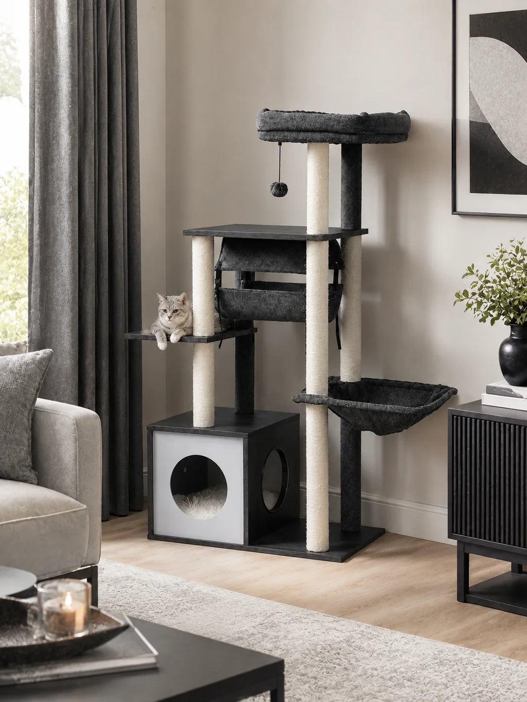 Arbre à chat en bois gris Alcova installé dans un salon moderne