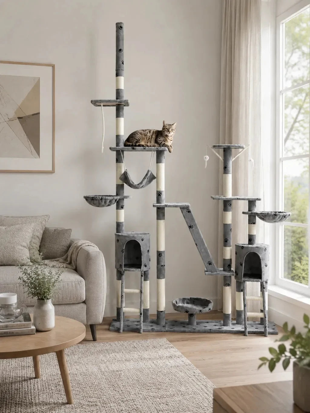 Arbre à chat géant gris motif pattes Emprelia dans un salon