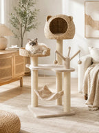 Arbre à chat naturel Nidoria beige installé dans un salon lumineux