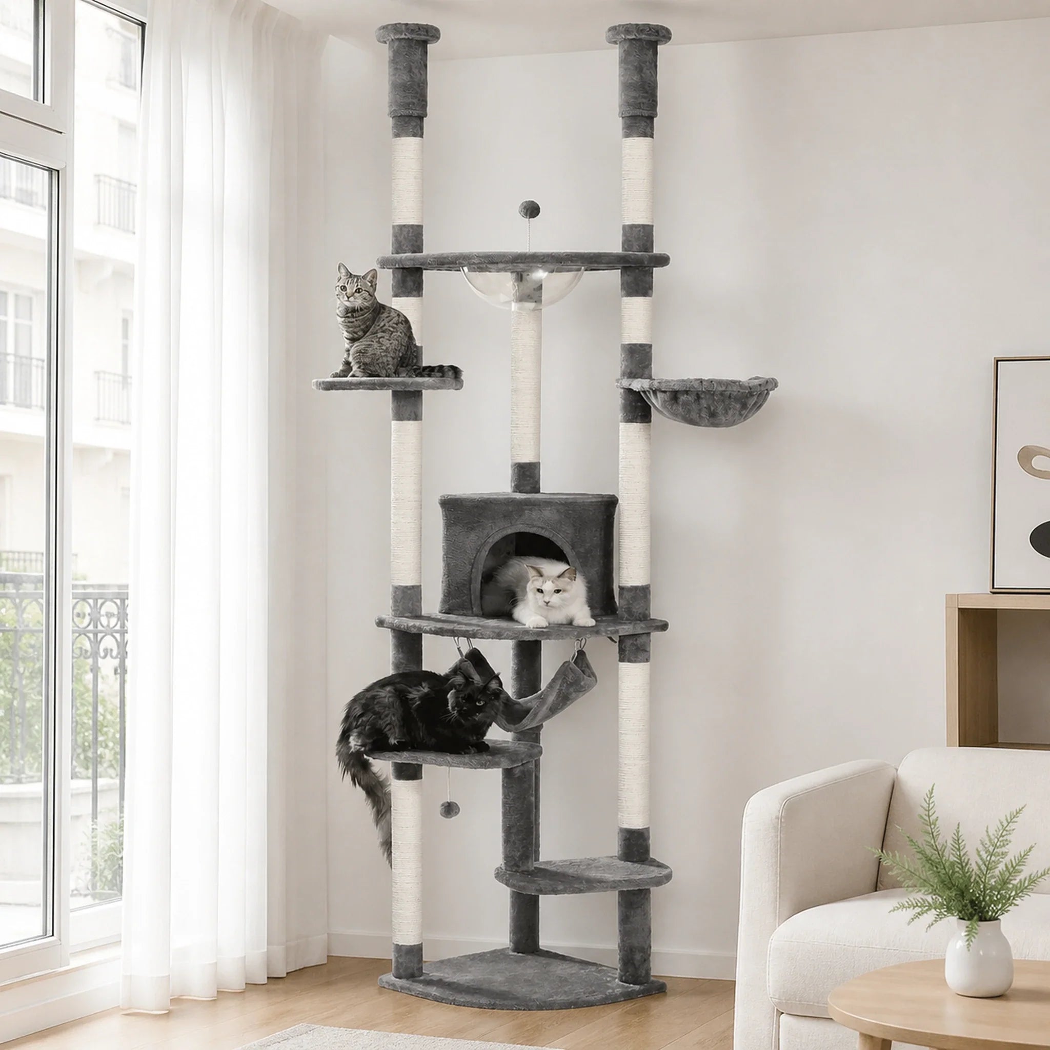 Arbre à chat réglable XXL Sylvæa avec trois chats répartis sur ses plateformes et couchages