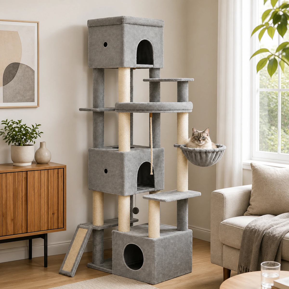 Arbre à chat XXL 200 cm Majestoria dans un salon avec trois niches, une rampe et un chat dans le hamac