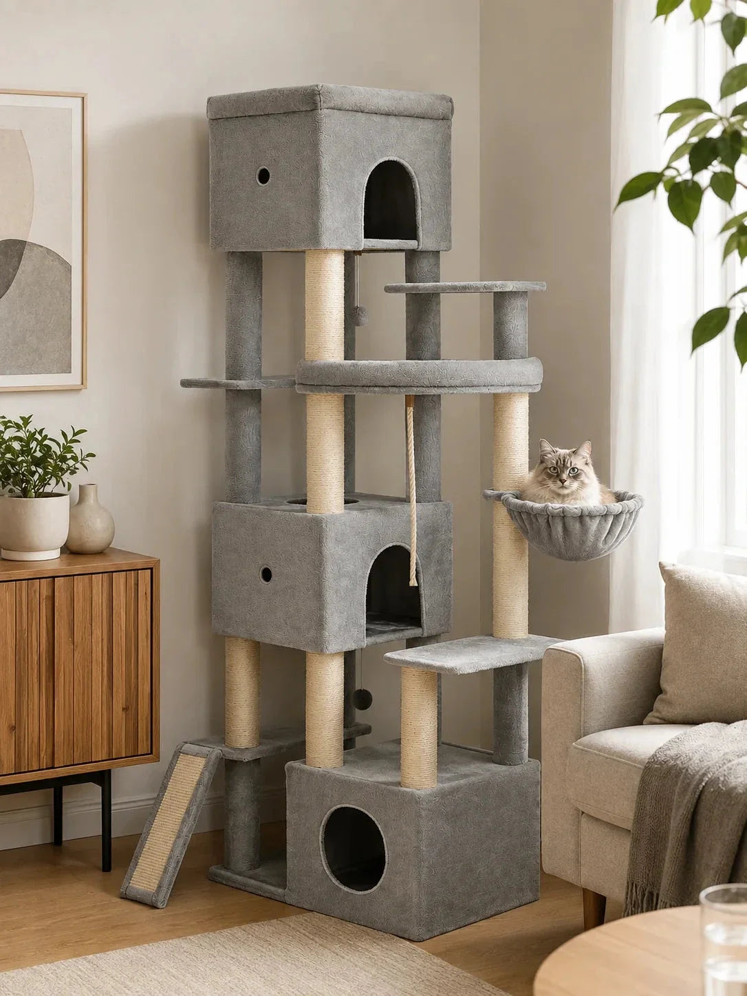 Arbre à chat XXL Majestoria de 200 cm installé dans un salon avec un grand chat dans le hamac