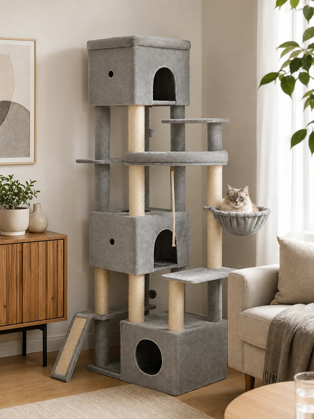 Arbre à chat XXL Majestoria installé dans un salon avec plusieurs chats