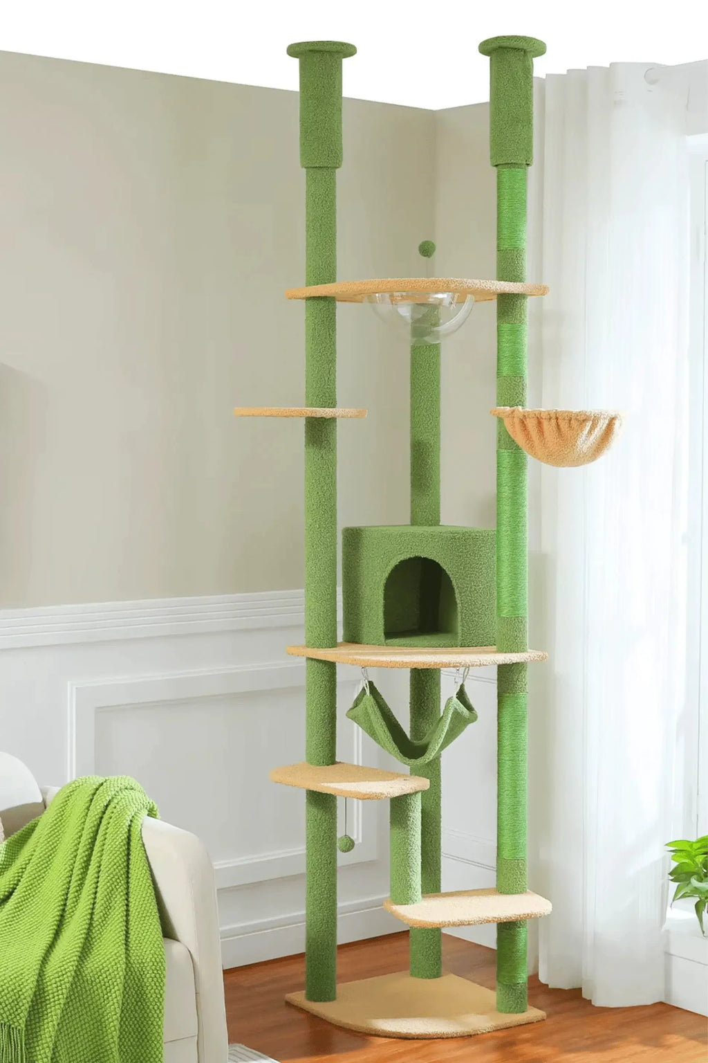 Arbre à chat XXL vert Verdelis installé du sol au plafond dans un salon lumineux aux tons naturels
