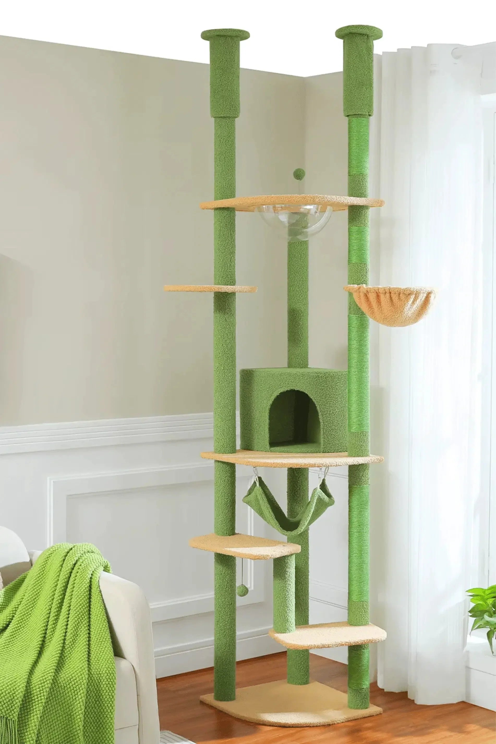 Arbre à chat XXL vert Verdelis installé du sol au plafond dans un salon lumineux aux tons naturels