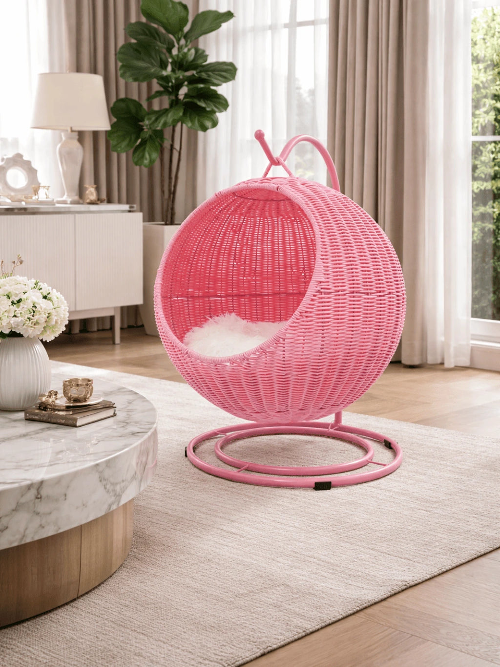 Balançoire pour chat rose Rosavèra installée dans un intérieur
