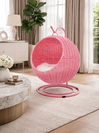 Balançoire pour chat rose Rosavèra installée dans un intérieur