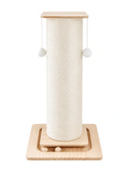 Griffoir pour chat CATIUM en sisal naturel avec base en bois et balles suspendues sur fond blanc
