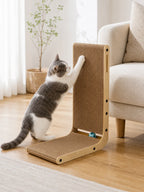 Chat utilisant le griffoir vertical Ligriff 43 cm près d'un canapé
