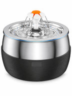 Fontaine à eau pour chat en inox noire Sénévia de 3 L avec embout fleur, sur fond blanc.
