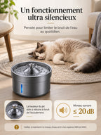 Fontaine à eau Nériva près d’un chat au repos, avec présentation du niveau sonore maximal de 20 dB.
