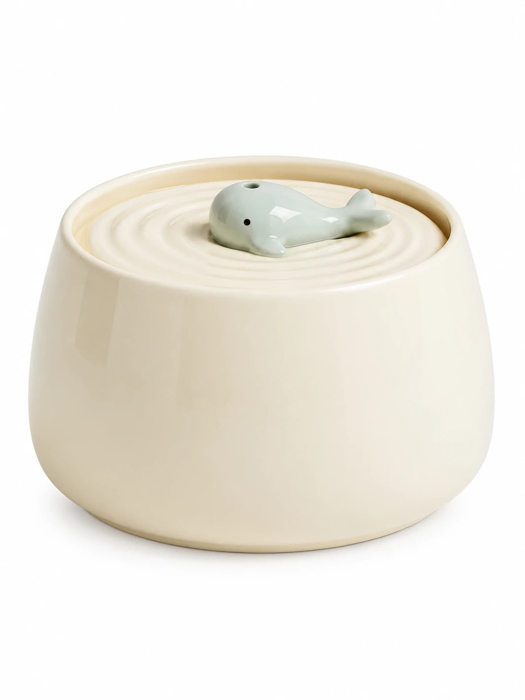 Fontaine à eau pour chat Cérélia en céramique blanc ivoire de 1,3 L avec baleine vert pâle sur fond blanc.