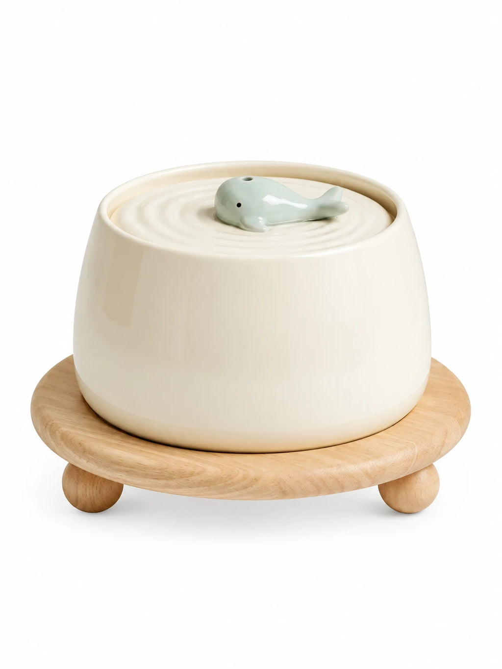 Fontaine à eau pour chat Élévia en céramique blanc ivoire de 1,3 L sur son socle en bois, sur fond blanc.