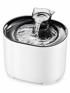 Fontaine à eau pour chat Fluvéa de 2,2 L avec corps blanc, plateau noir et bec verseur transparent sur fond blanc.