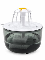Fontaine à eau pour chat Graphéa grise transparente de 1,2 L avec jets multiples sur fond blanc.