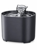 Fontaine à eau pour chat Noctéa noire de 2,2 L avec plateau brillant et bec verseur transparent sur fond blanc.
