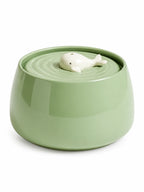 Fontaine à eau pour chat Verdélia en céramique vert sauge de 1,3 L avec baleine ivoire sur fond blanc.