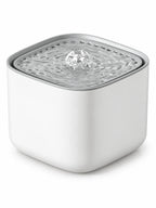 Fontaine à eau pour chat blanche et silencieuse Albésia de 2 L, sur fond blanc.