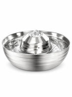 Fontaine à eau pour chat Circuléa en inox de 2 L avec diffusion centrale, sur fond blanc.