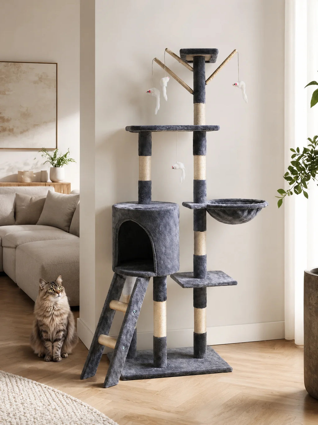 Grand arbre à chat Cimestria installé dans un salon avec un chat