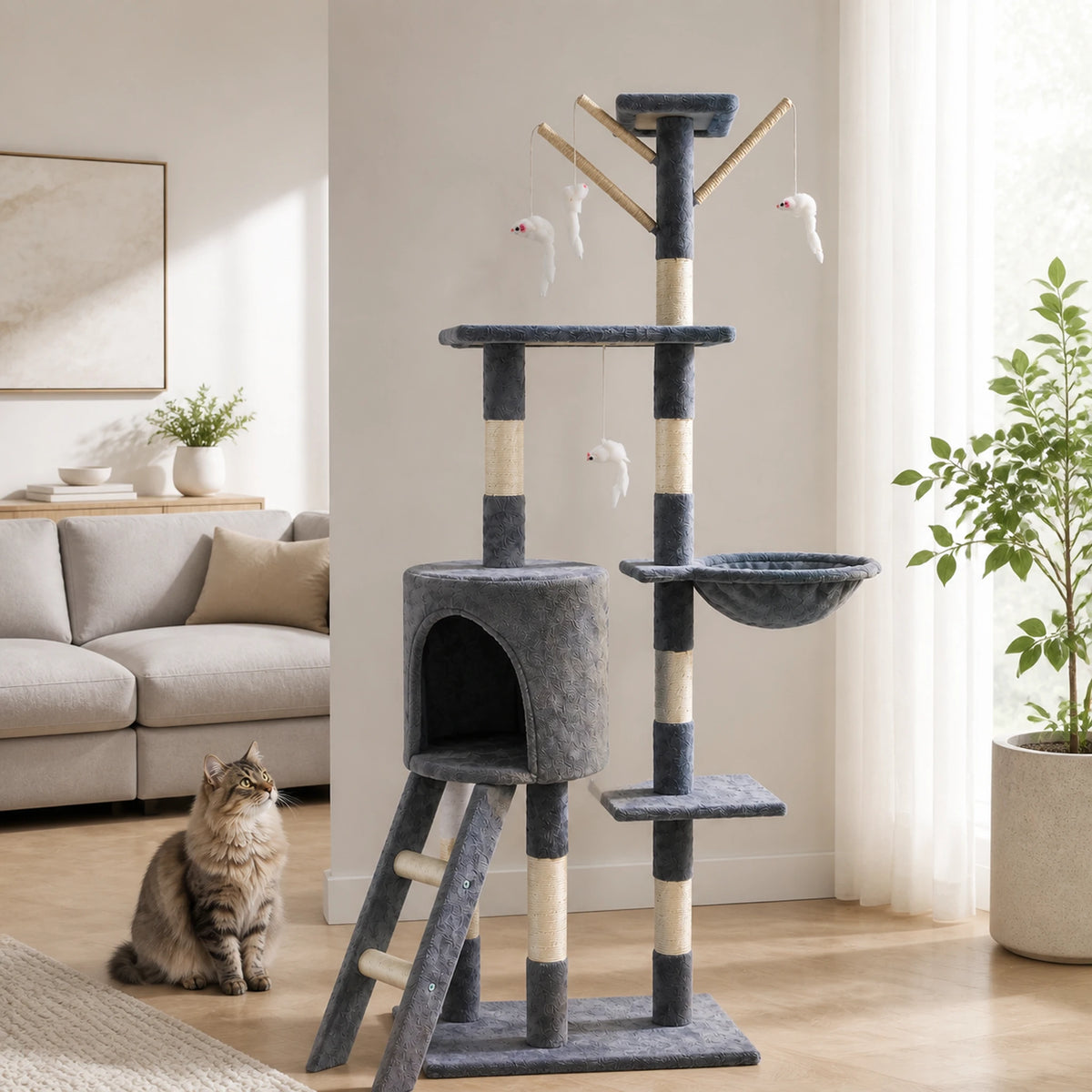 Grand arbre à chat gris Cimestria de 139 cm dans un salon avec niche, hamac, échelle et un chat