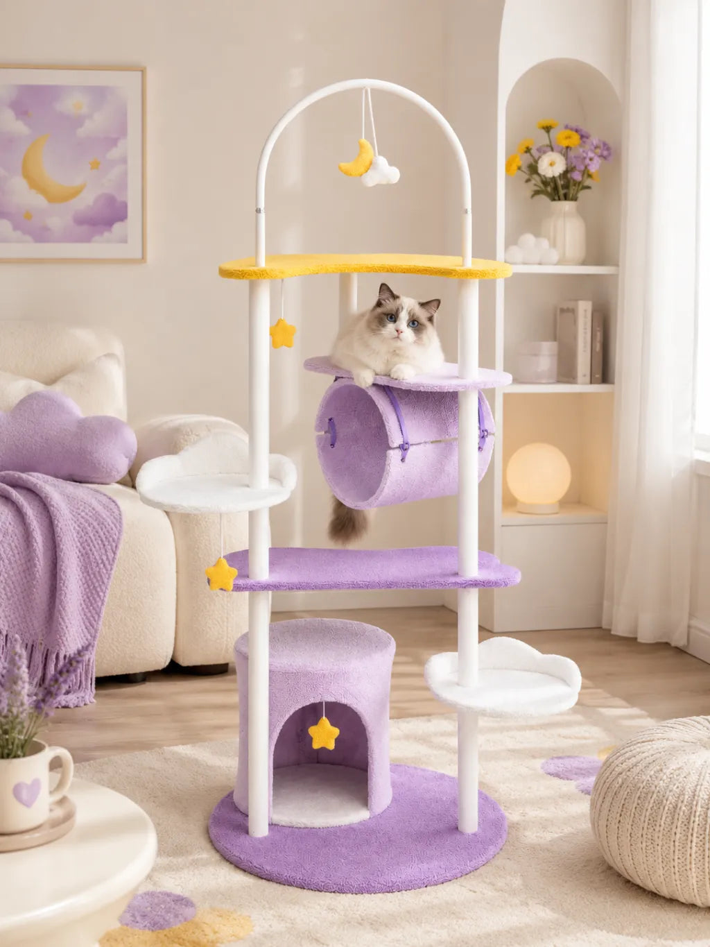 Grand arbre à chat lune violet Lunaria installé en intérieur pour créer un territoire vertical