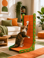 Griffoir mural chat orange et vert Murfelys installé contre un mur dans le salon