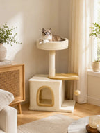 Petit arbre à chat beige Nautélia installé dans un salon avec un chat couché dans le perchoir supérieur