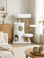 Petit arbre à chat bois naturel Alboria en ambiance salon avec chat dans la niche