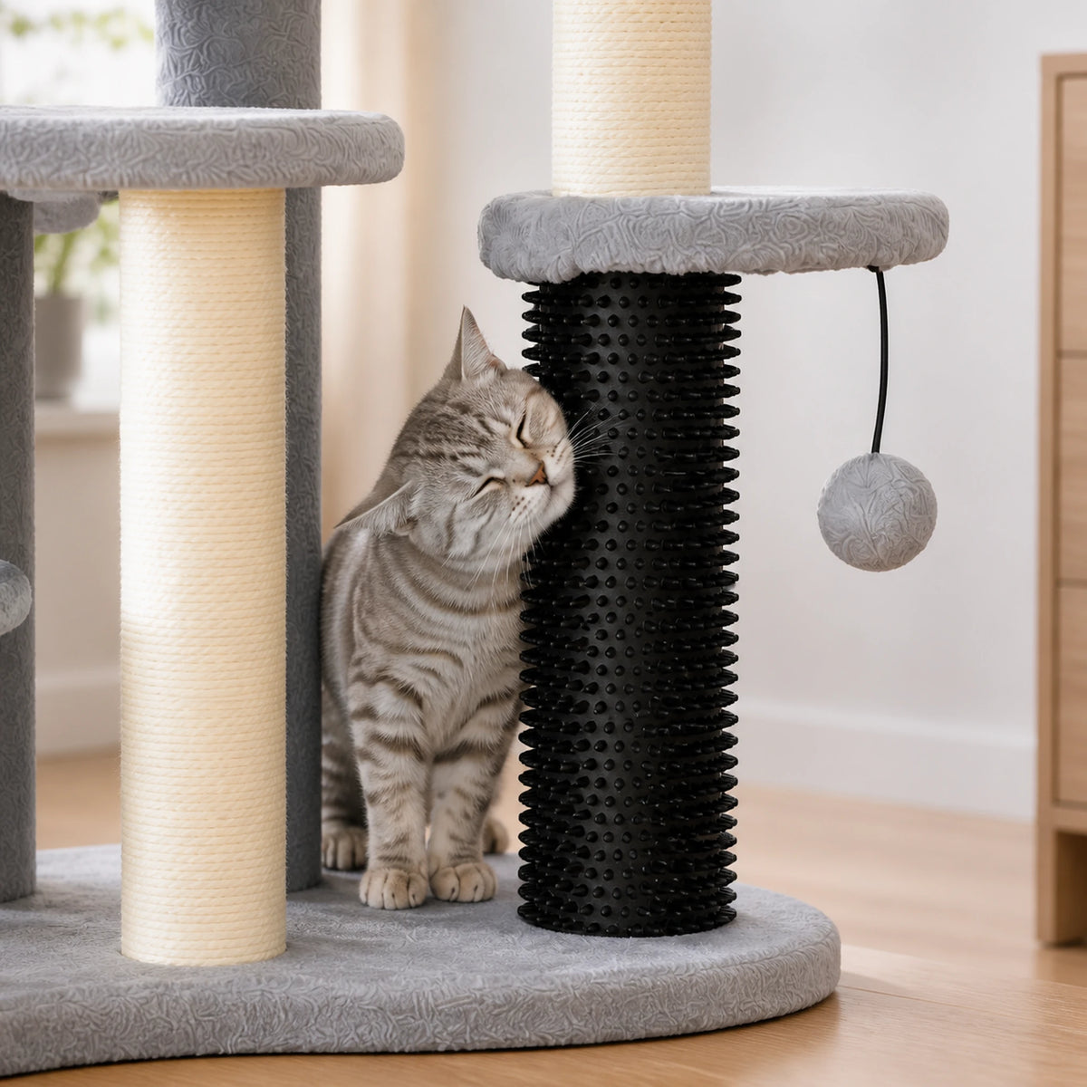 Chat se frottant contre la brosse de toilettage noire du petit arbre à chat gris Gradélia