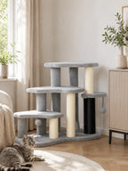 Petit arbre à chat gris Gradélia installé dans un salon avec un chat