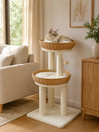Petit arbre à chat rotin Tressélia installé dans un salon avec un chat couché dans le panier supérieur